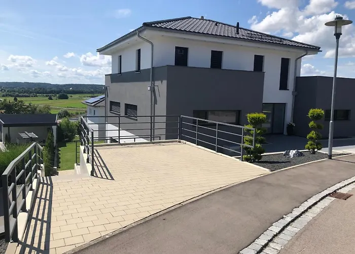 Moderne Ferienwohnung mit Terrasse und Garten