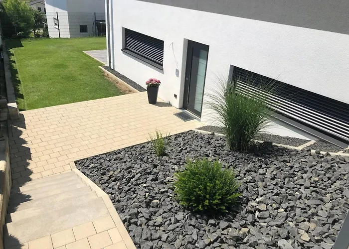 Moderne Ferienwohnung mit Terrasse und Garten